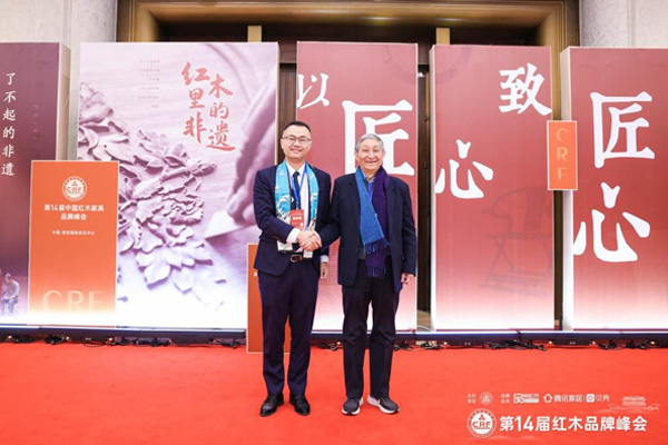 全聯(lián)藝術(shù)紅木家具專業(yè)委員會(huì)專家顧問、故宮博物院文?？萍疾吭魅尾莒o樓，雅宋紅木總經(jīng)理竇琦柳合影